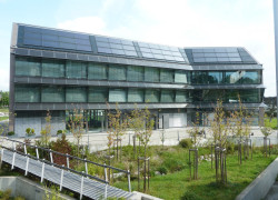 Bachweg 5, Ansicht von Süden mit Photovoltaik-Fassade und Sonnenkollektoren auf dem Dach.JPG